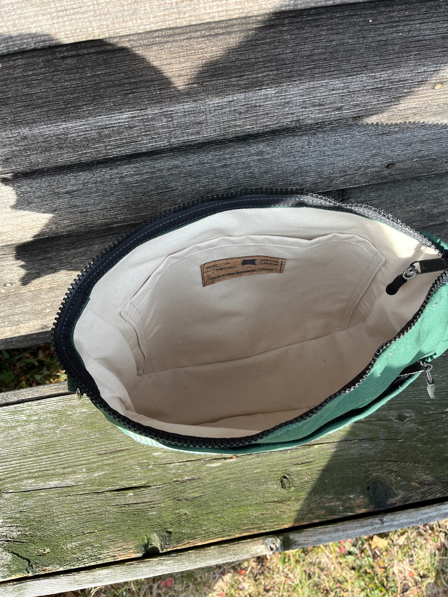 Bent Crossbody Zip Top 133 - Green textile with green canvas / white interior