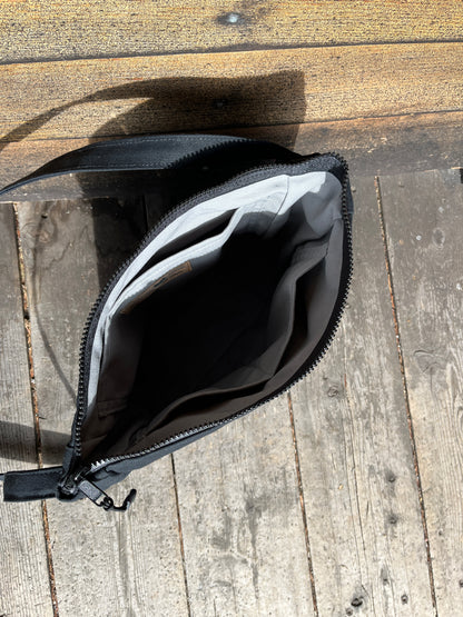 Bent Crossbody Zip Top 113 - Silver textile with Black canvas / grey interior