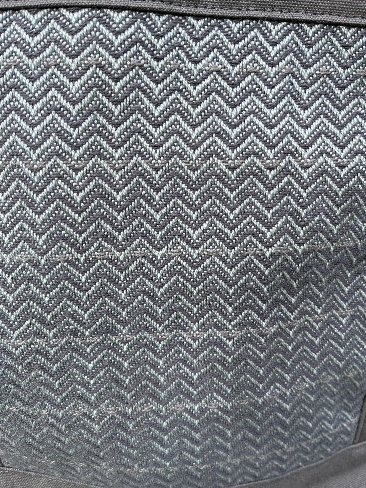 Bent Snap Tote 123 - Grey chevron textile / Grey canvas