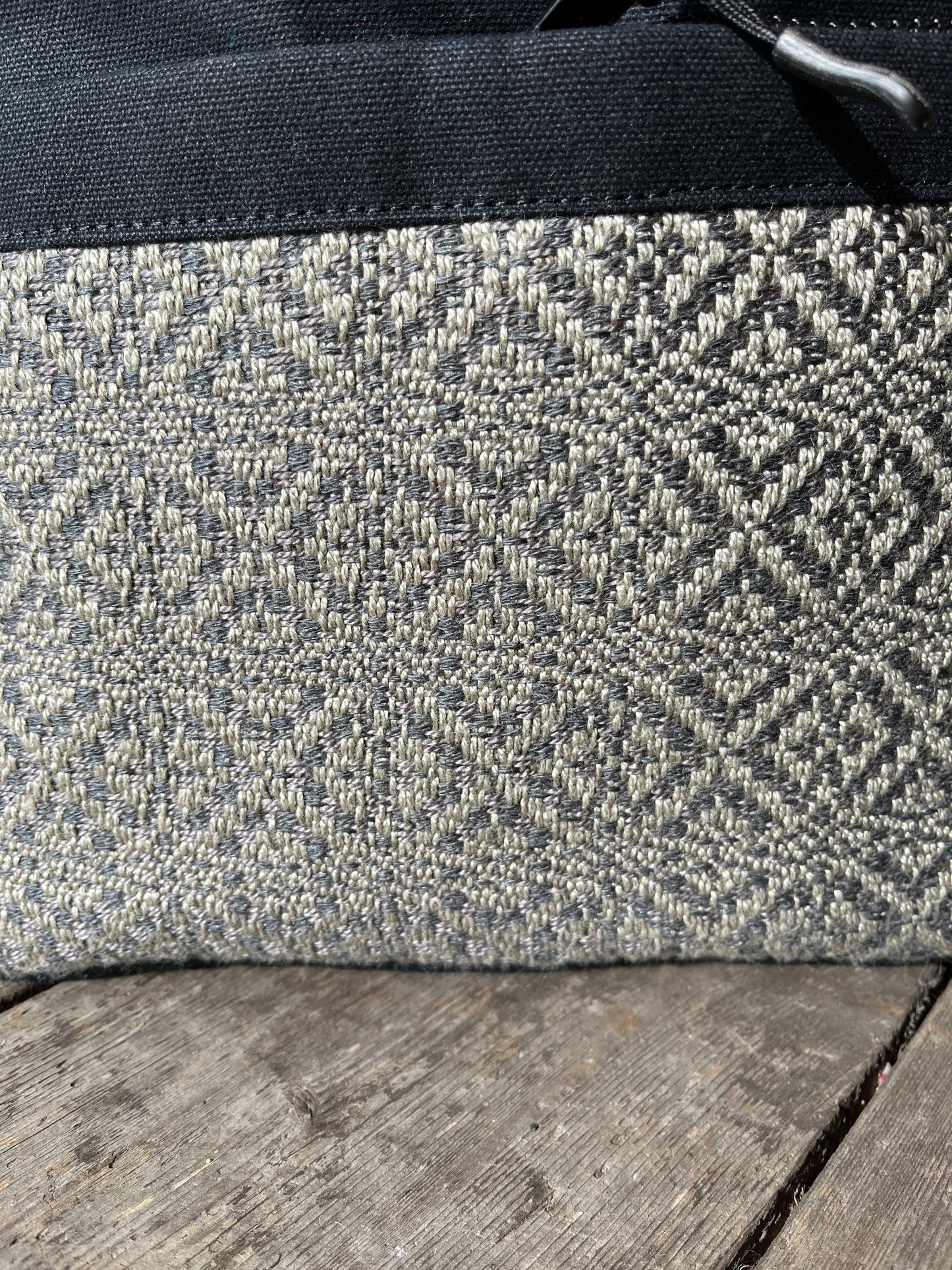 Bent Crossbody Zip Top 113 - Silver textile with Black canvas / grey interior